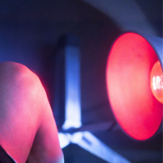 Luz infrarroja para el dolor de rodilla: cómo funciona y beneficios